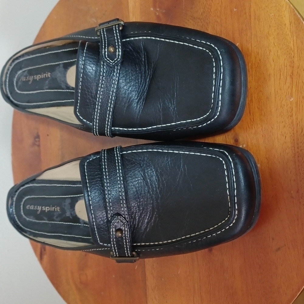 Easy Spirit womens shoes size 7.5 B in a beautiful black color leather uppers